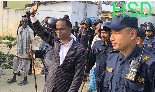 जब कार्यालय प्रमुखलाई कर्मचारीले प्रवेशमाअवरोध गरे ।